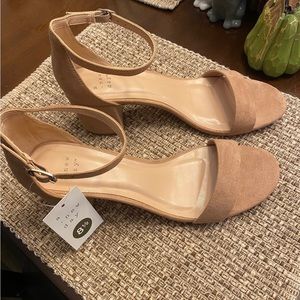 Nwt! Tan block heel